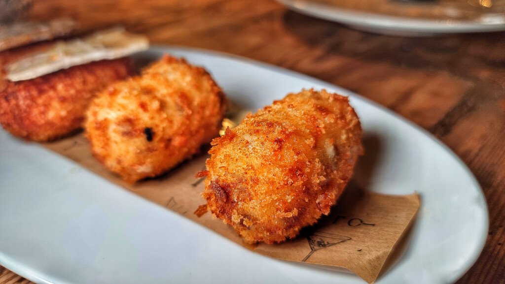 Las croquetas de jamón de L'Apéro. Foto: Salva Moreno