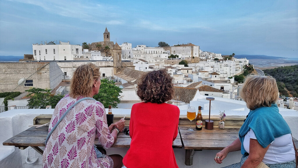 Un grupo de mujeres, disfrutando de las vistas de Vejer desde L'apéro. Foto: Salva Moreno