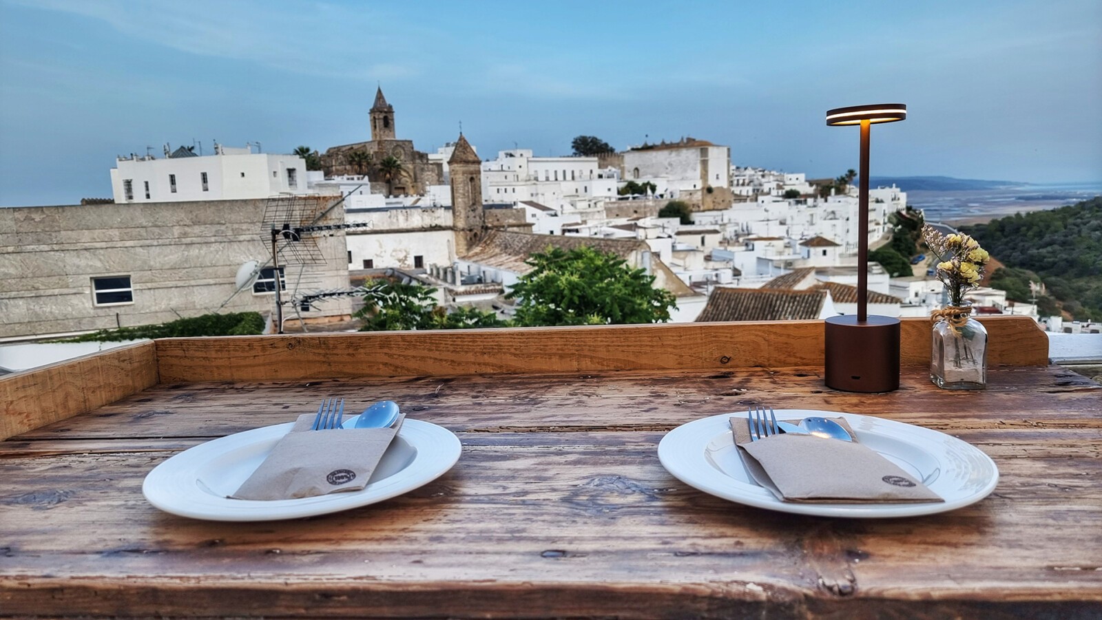 L'apéro, con el centro de Vejer al fondo. Foto: Salva Moreno