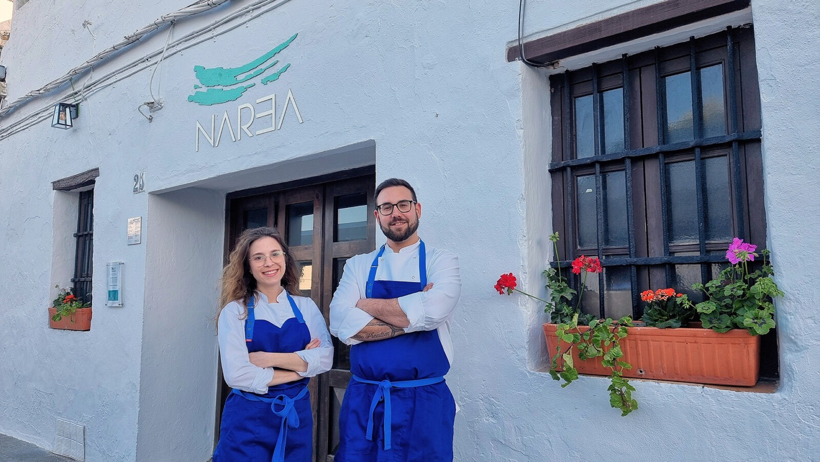 Alejandra y Jaime, en la entrada de Narea. Foto: Salva Moreno