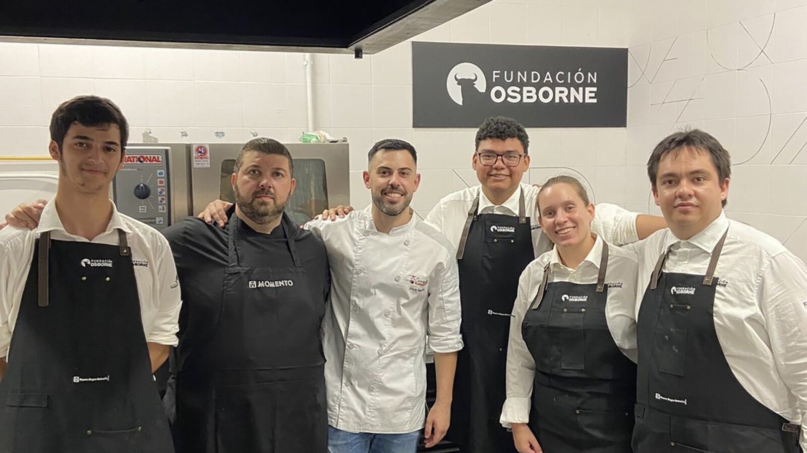 Jesús Sánchez, de blanco, con los cocineros de Fundación Osborne. Foto: Petaca Chico