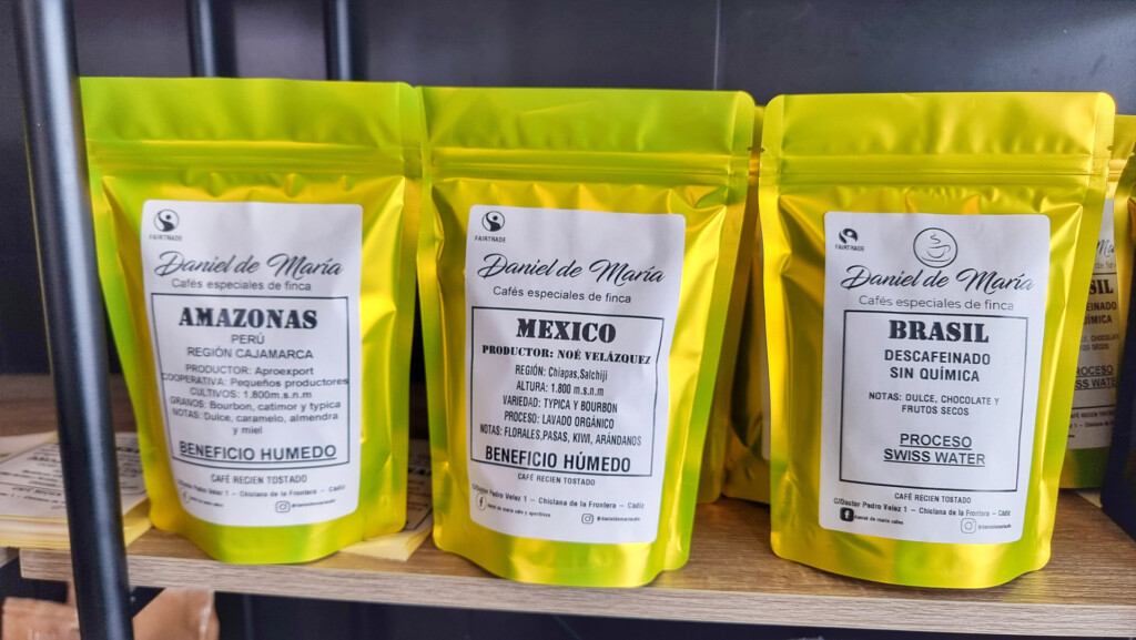 Algunos cafés de especialidad en Daniel de María. Foto: Salva Moreno
