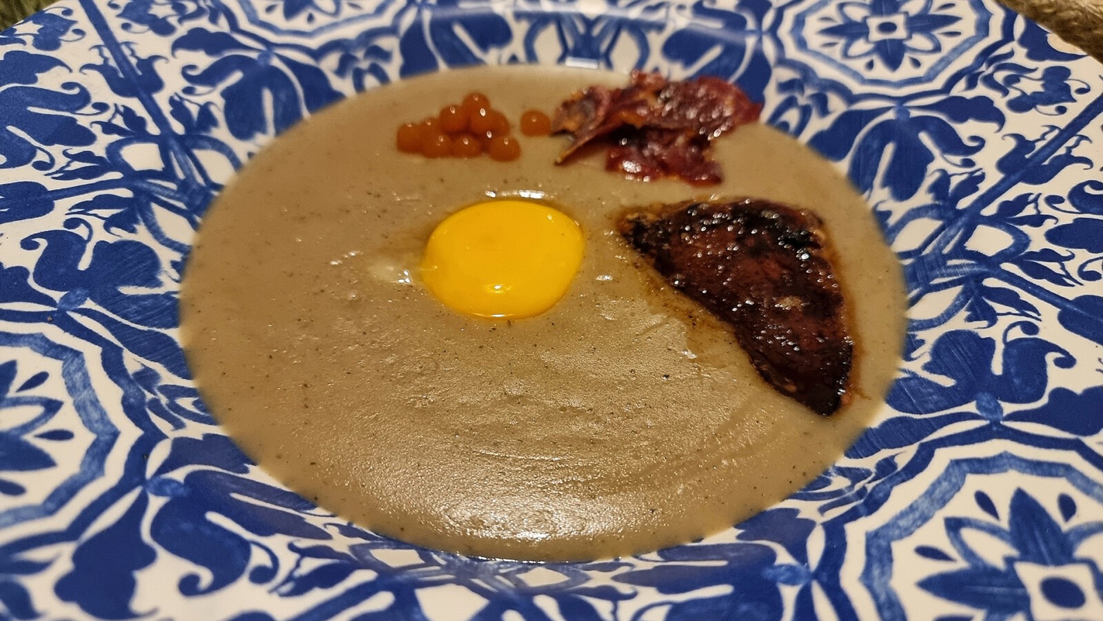 Crema de patatas con foie caramelizado, yema curada y crujiente de ibéricos. Foto: Salva Moreno