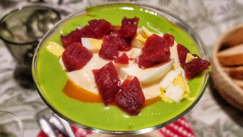 La particupar ensaladilla de El Escondite, servida en vaso de Martini. Foto: Salva Moreno