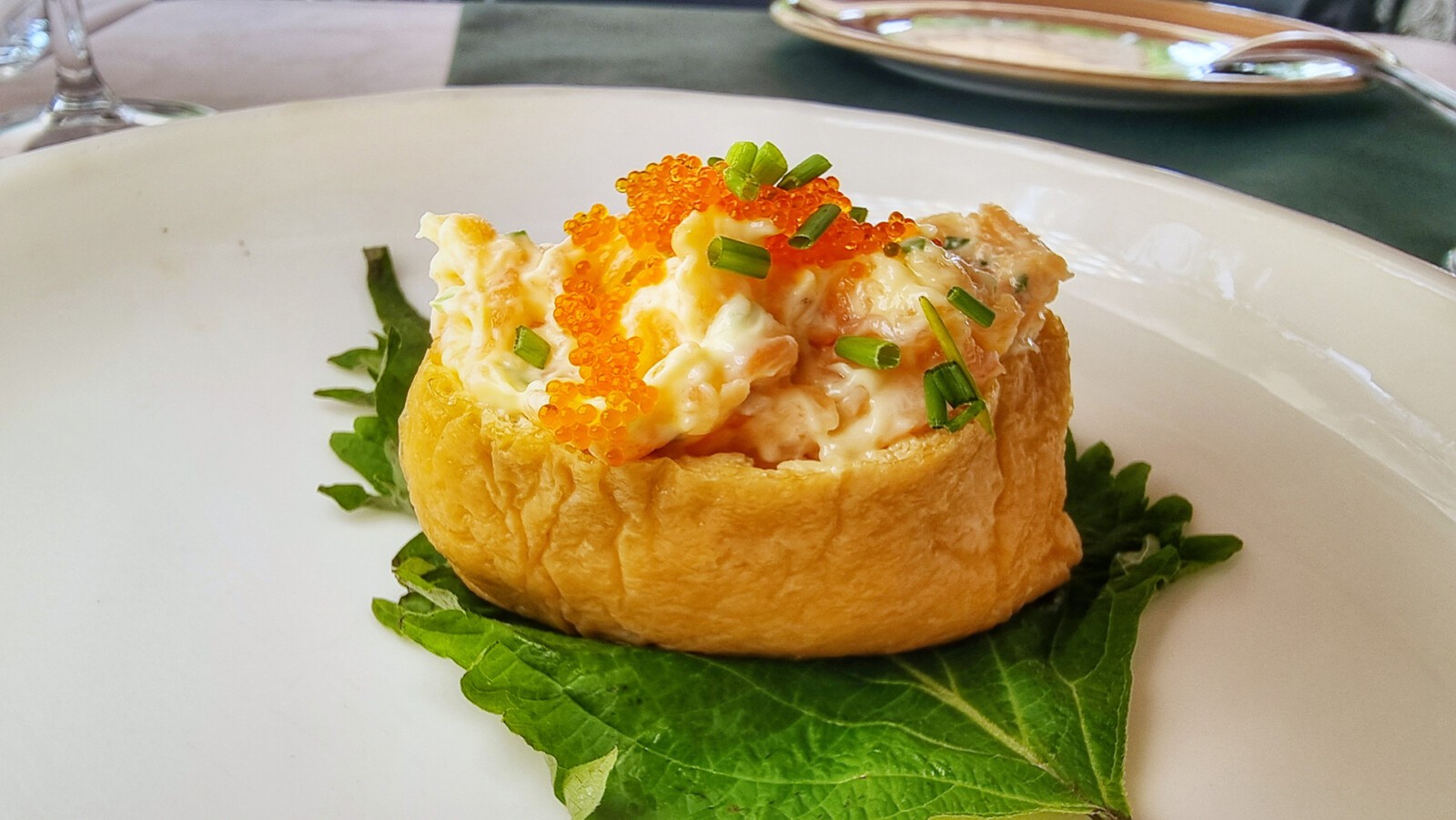 Inari sushi relleno de tartar de salmón. Foto: Salva Moreno