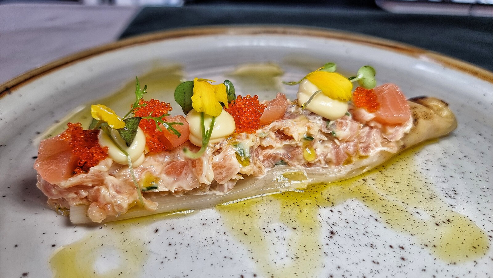 Espárrago blanco a la brasa con tartar de salmón. Foto: Salva Moreno