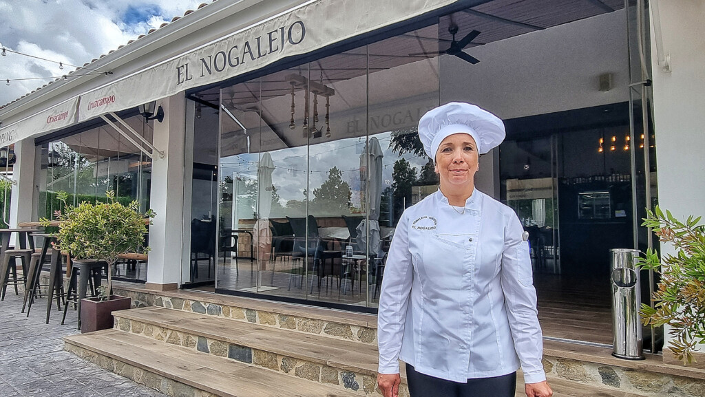 8-M: No te pierdas estos restaurantes de la provincia de Cádiz con mujeres al mando de los fogones 5 Marcia Muñoz, en la entrada del restaurante El Nogalejo. Foto: Salva Moreno