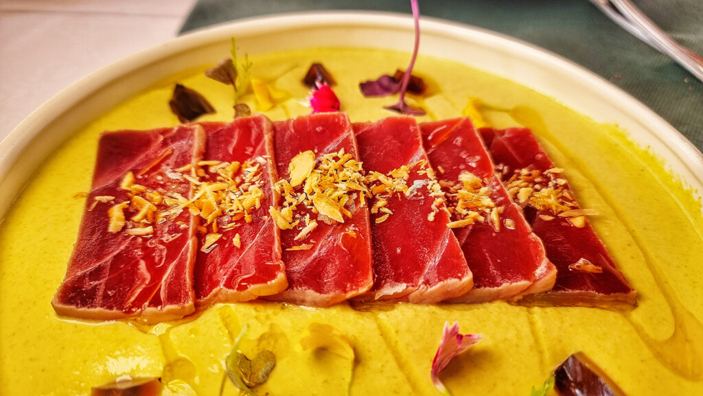 Si te gusta el cerdo ibérico, no puedes perderte la cena de este restaurante de Setenil el 1 de agosto 3 Tataki de atún con mazamorra de pistacho de El Nogalejo, donde celebrar el Gordo de Navidad. Foto: Salva Moreno