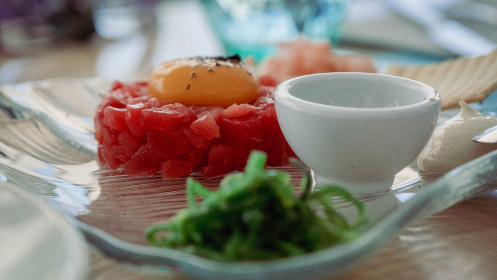 Tartar de atún rojo con huevo de corral a baja temperatura. Foto: Facebook El Pasaje.