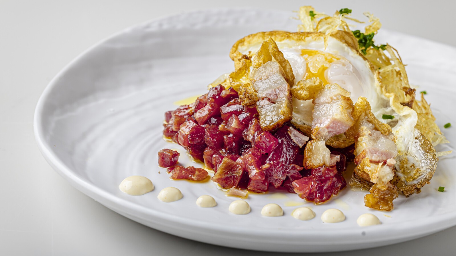 Tartar de atún con huevo frito de Feduchy. Foto: Feduchy Grupo
