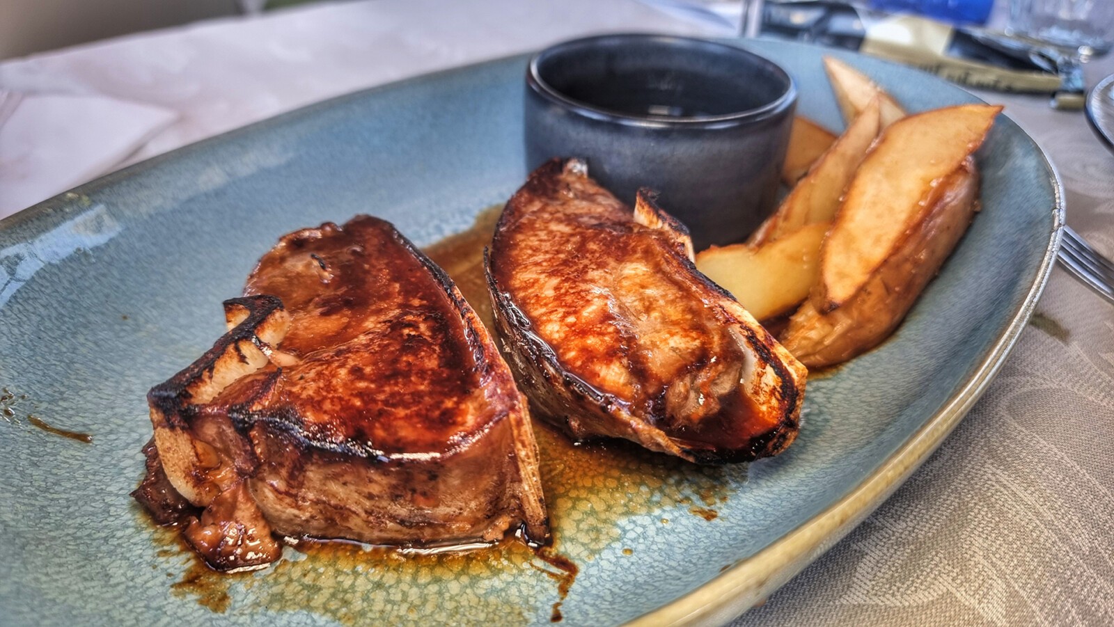 El restaurante con un balcón privilegiado a la playa de La Barrosa 8 Las costillas de atún con salsa Yakitori. Foto: Salva Moreno