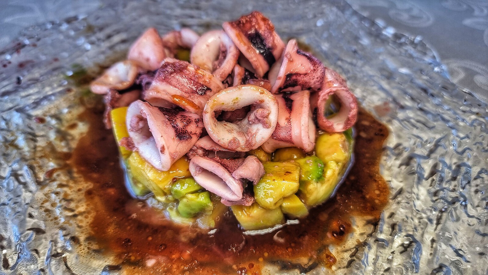 El restaurante con un balcón privilegiado a la playa de La Barrosa 6 Ensalada de chipirones, aguacate y mango. Foto: Salva Moreno