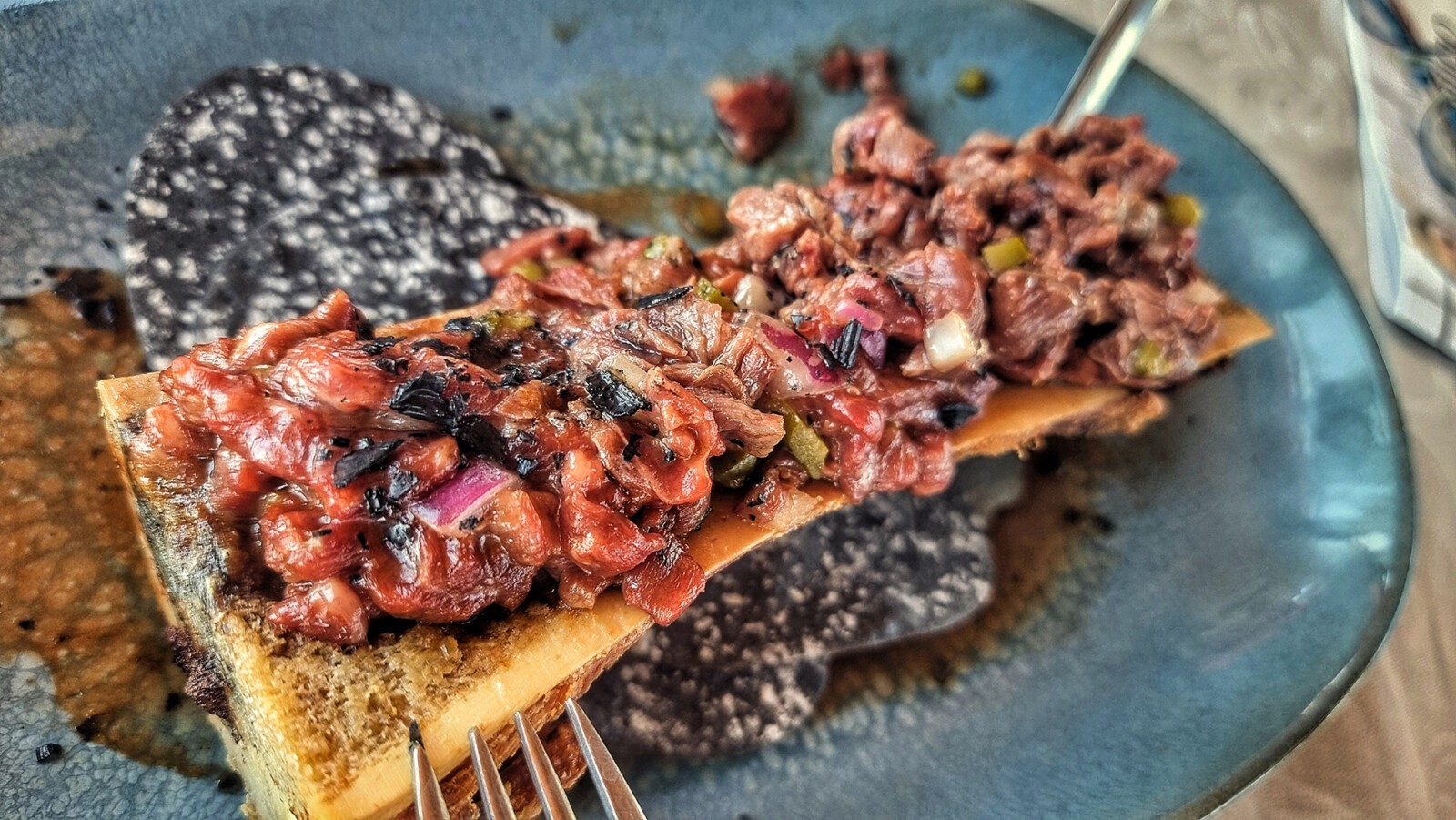 El restaurante con un balcón privilegiado a la playa de La Barrosa 9 El steak tartar en tuétano. Foto: Salva Moreno