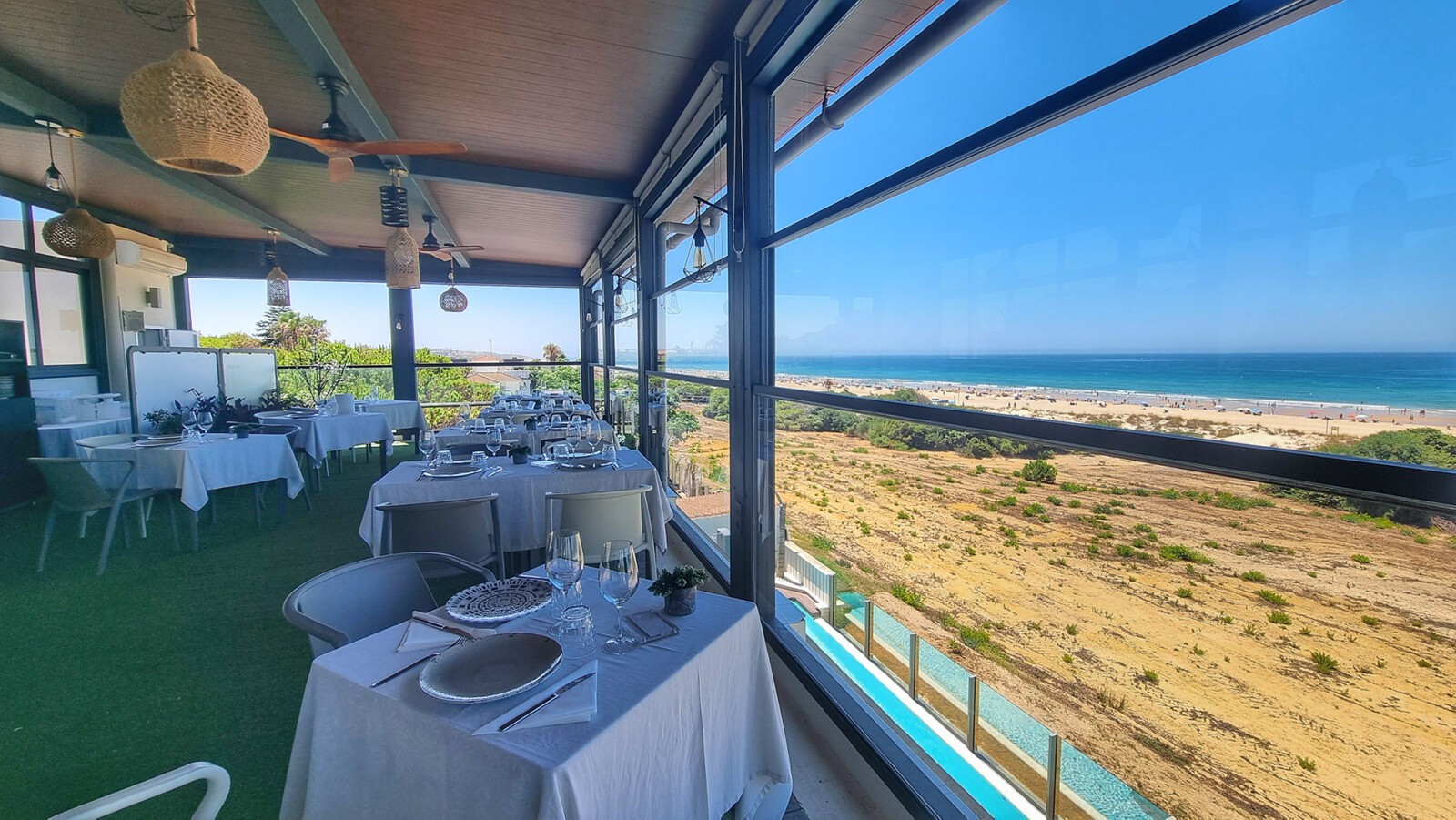 El restaurante con un balcón privilegiado a la playa de La Barrosa 5 La Azotea está, aproximadamente, a la mitad de La Barrosa. Foto: Salva Moreno