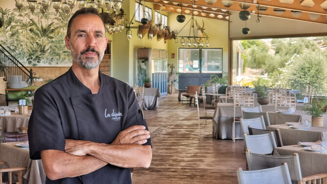 Antonio Galindo en el restaurante La Divina, en Villamartín. Foto: Salva Moreno