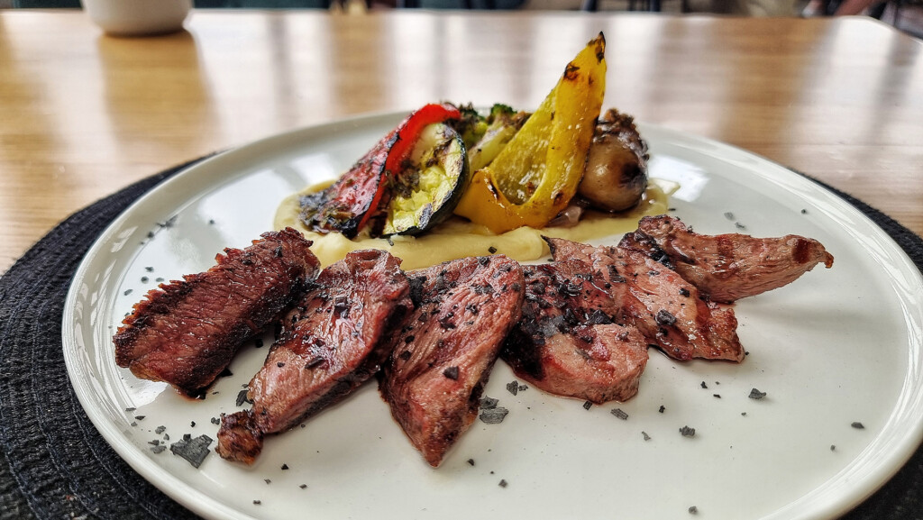 Las carnes a la brasa, como la presa, protagonistas en La Merina. Foto: Salva Moreno