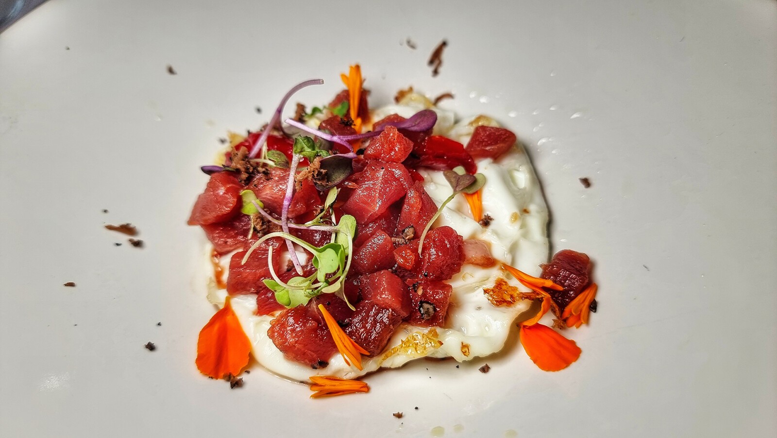 El atún rojo con huevo frito de Isabel Díaz. Foto: Salva Moreno