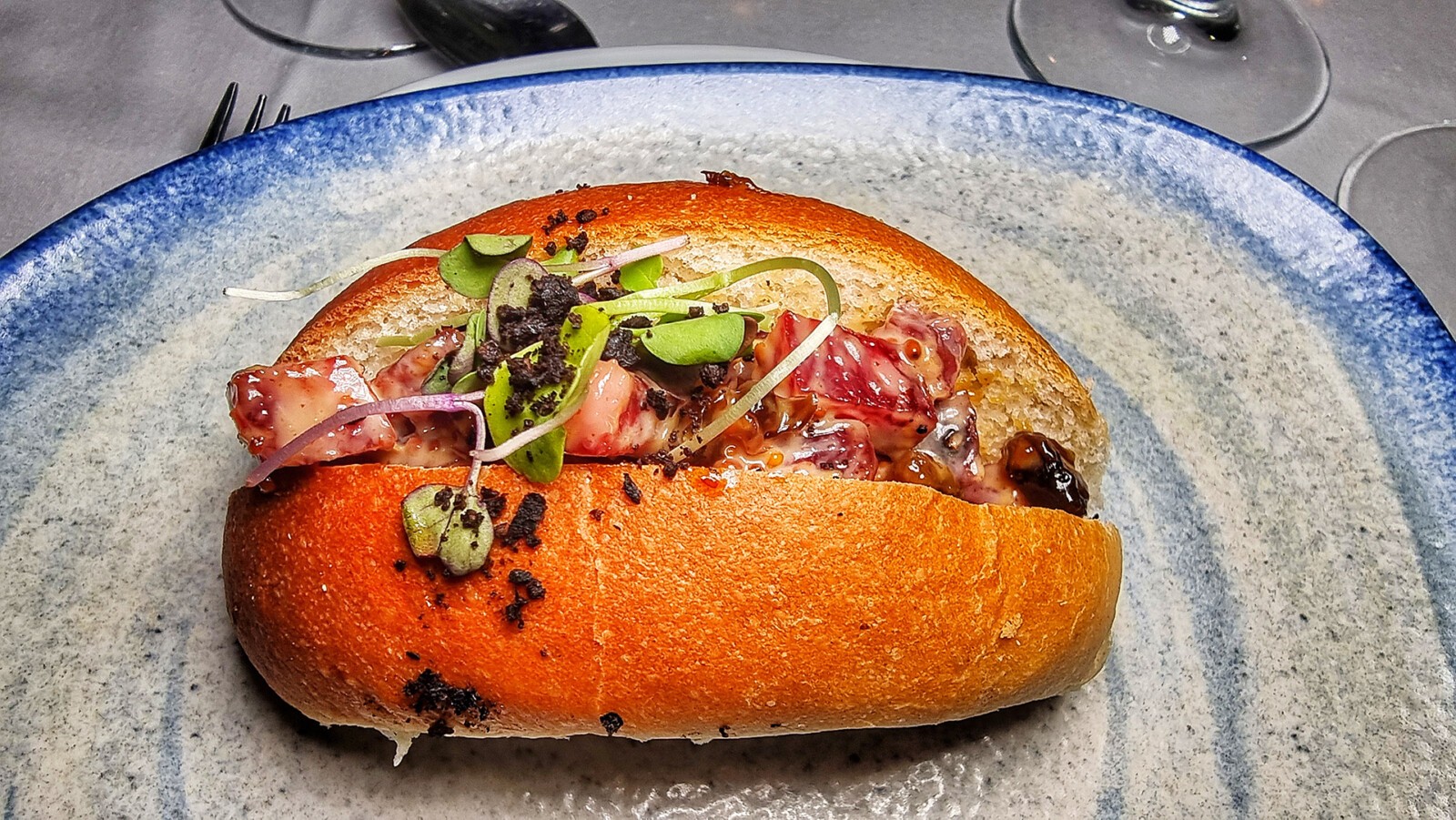 El brioche de tartar de salchichón de Miguel Castillo. Foto: Salva Moreno