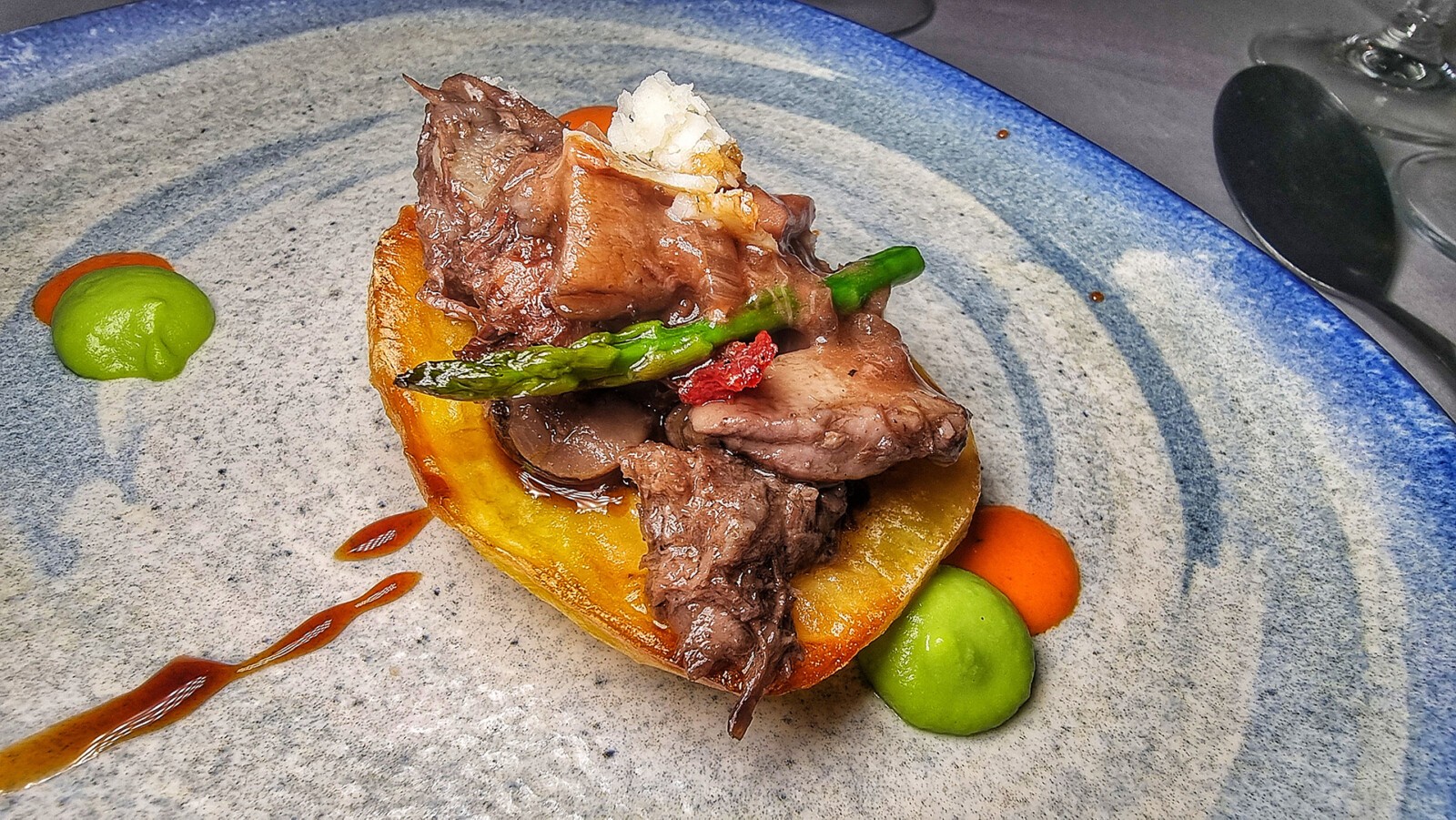 El canapé de lengua de cerdo. Foto: Salva Moreno