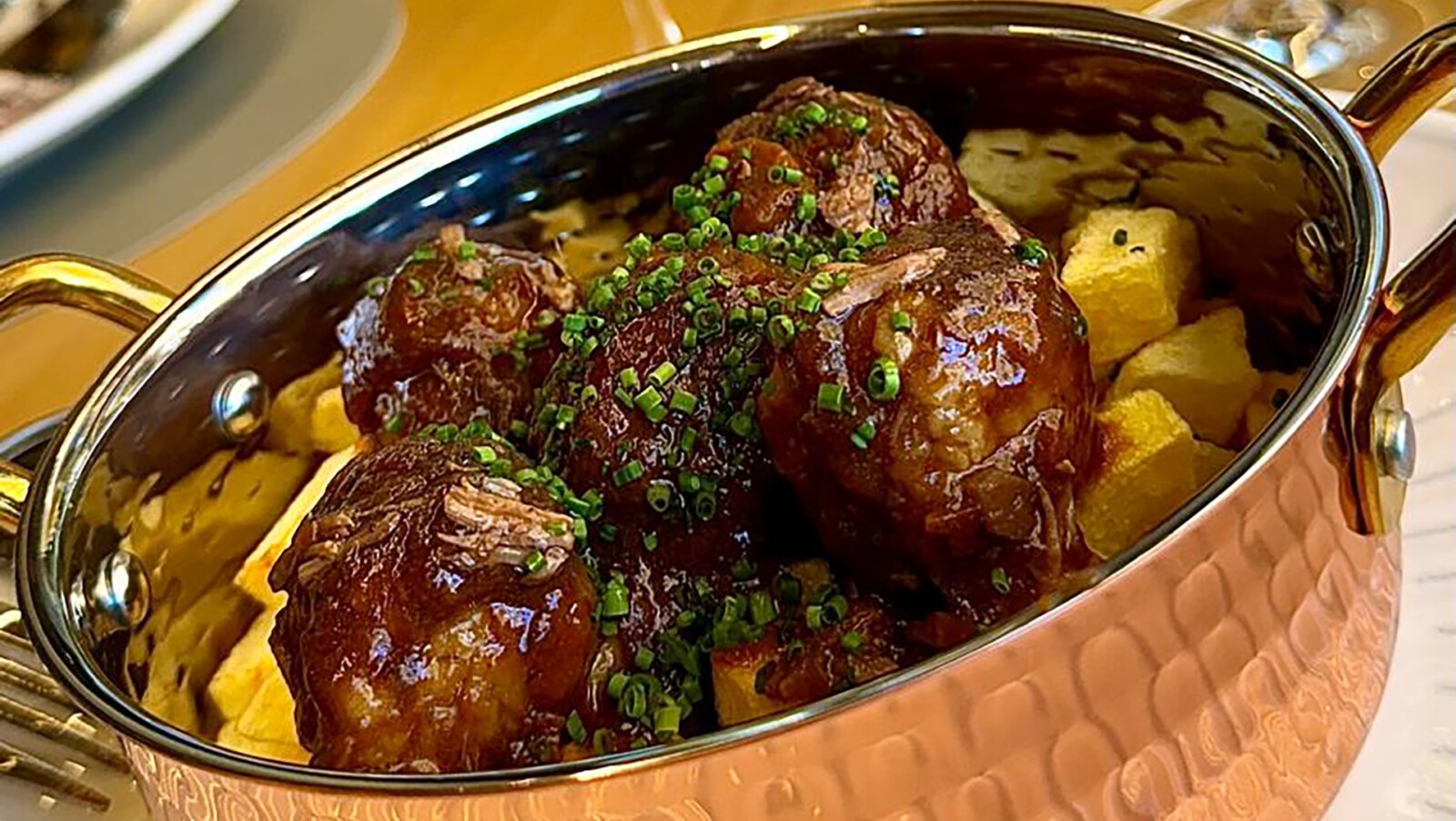 Las albóndigas de retinto en salsa Osaka-Chiclana. Foto: Cedida