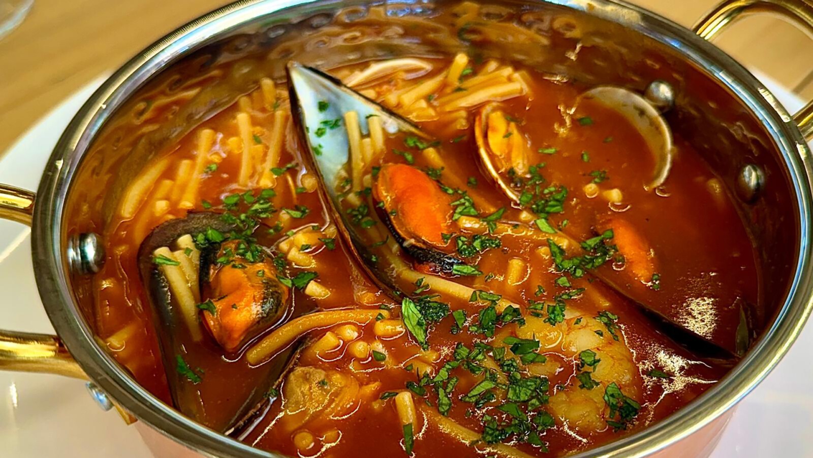 La cazuela de fideos y pescado y mariscos. Foto: Cedida