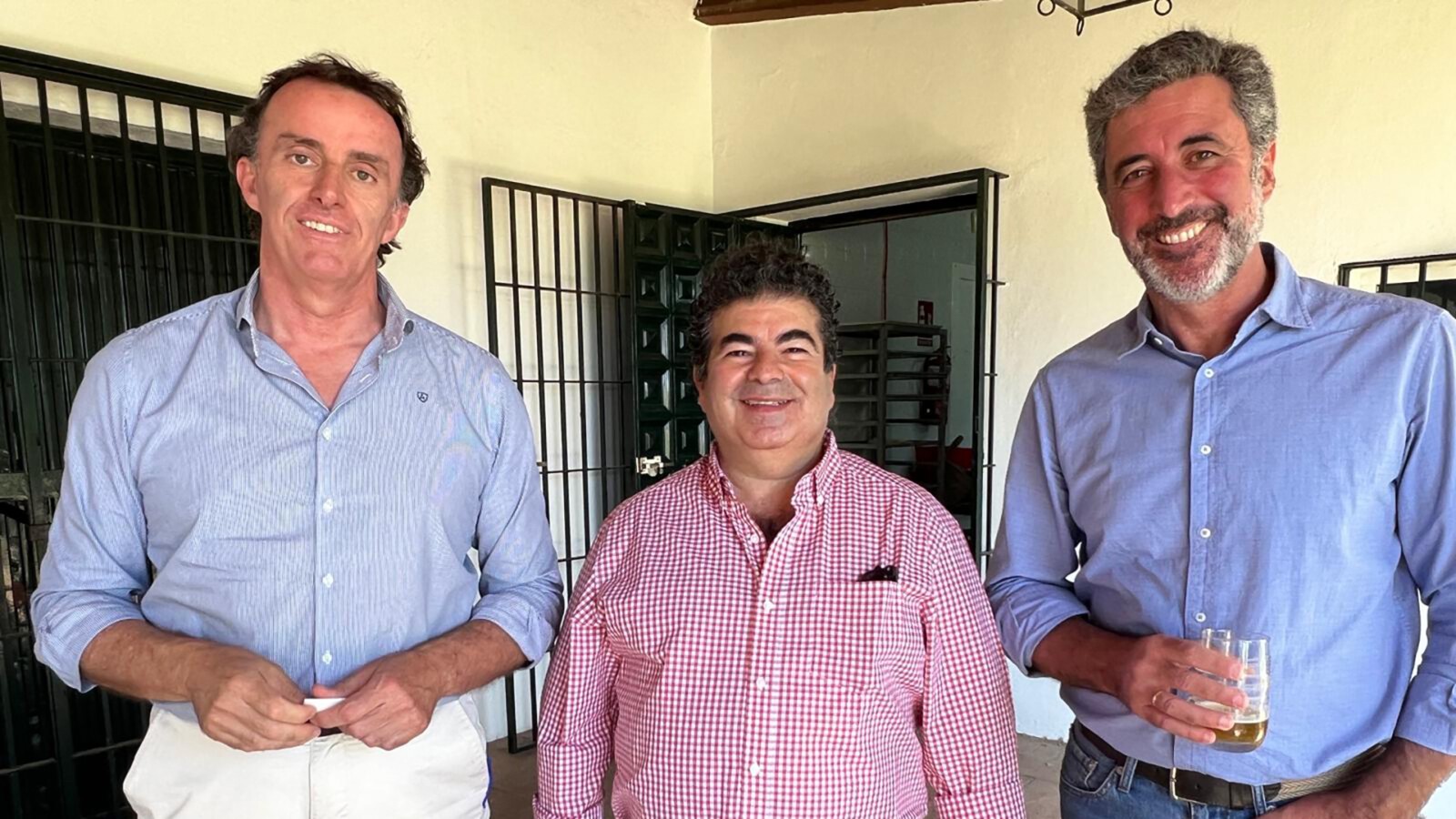 Salva, a la derecha, durante un almuerzo con el Club Enogastronómico Sin Km, del que es vice presidente. Foto: Cedida