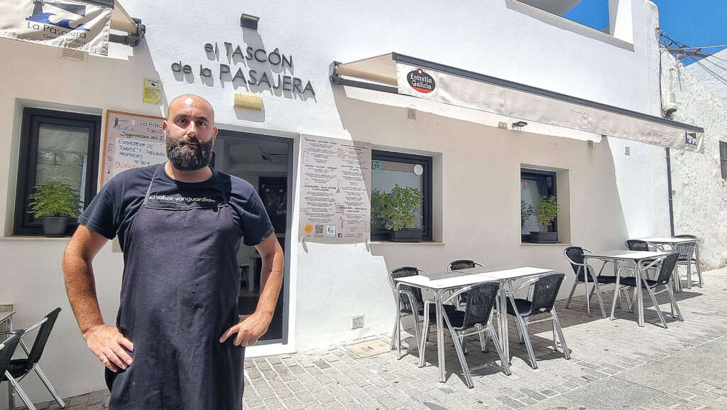 Alejandro Pareja es el jefe de cocina de El Tascón de la Pasajera, además de socio del negocio. Foto: Salva Moreno