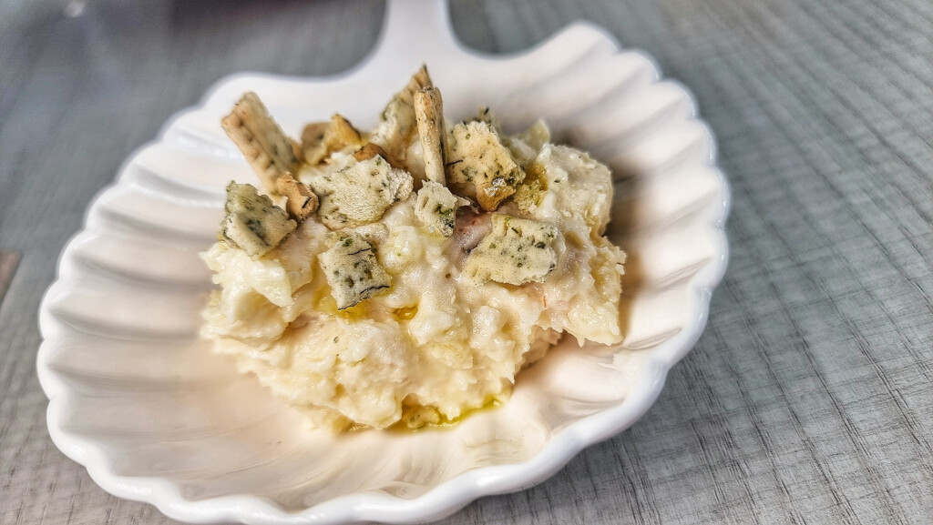 Ensaladilla de gambas al ajillo. Foto: Salva Moreno