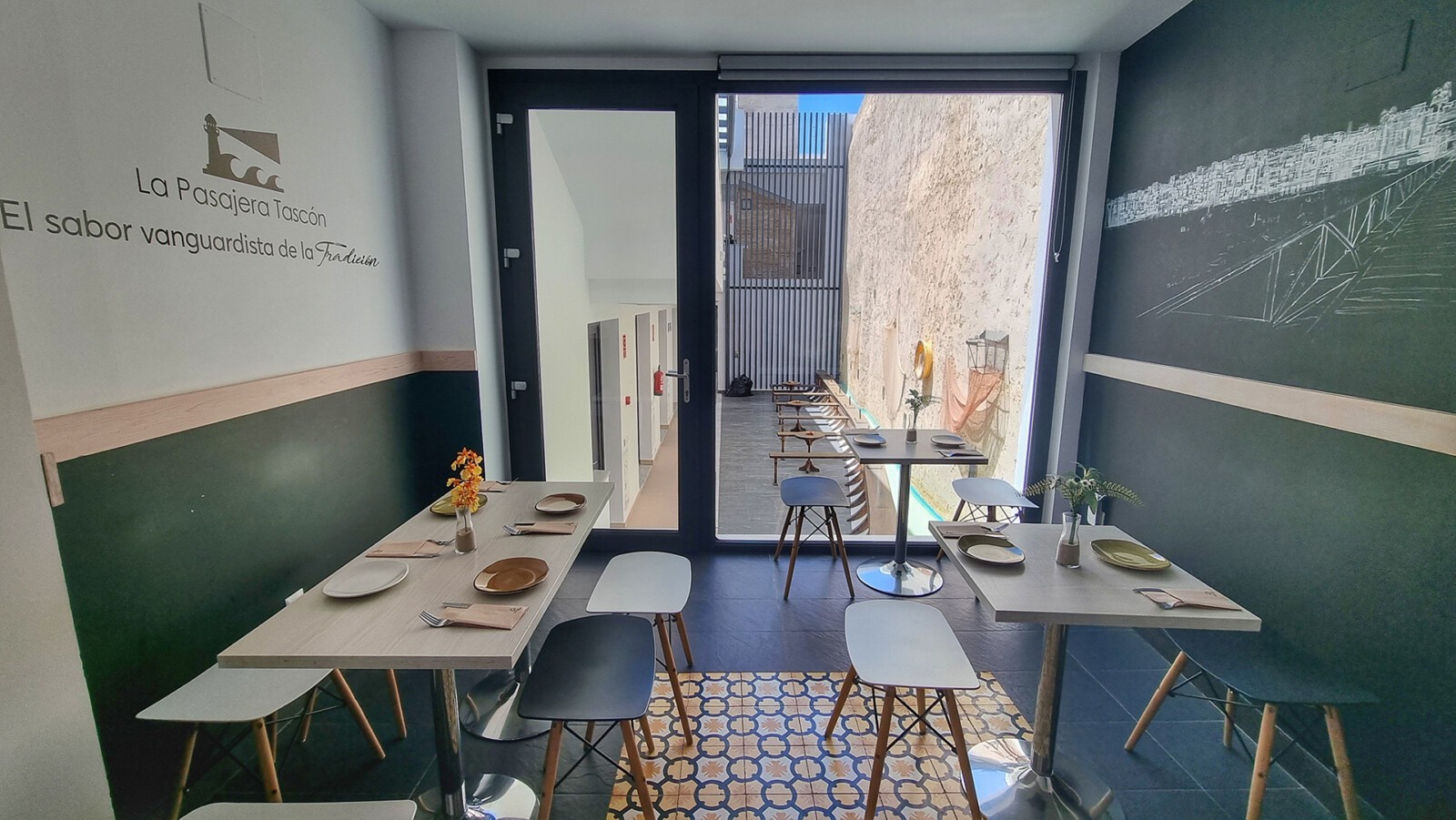 La sala de El Tascón de la Pasajero, con el hostal tras la puerta. Foto: Salva Moreno