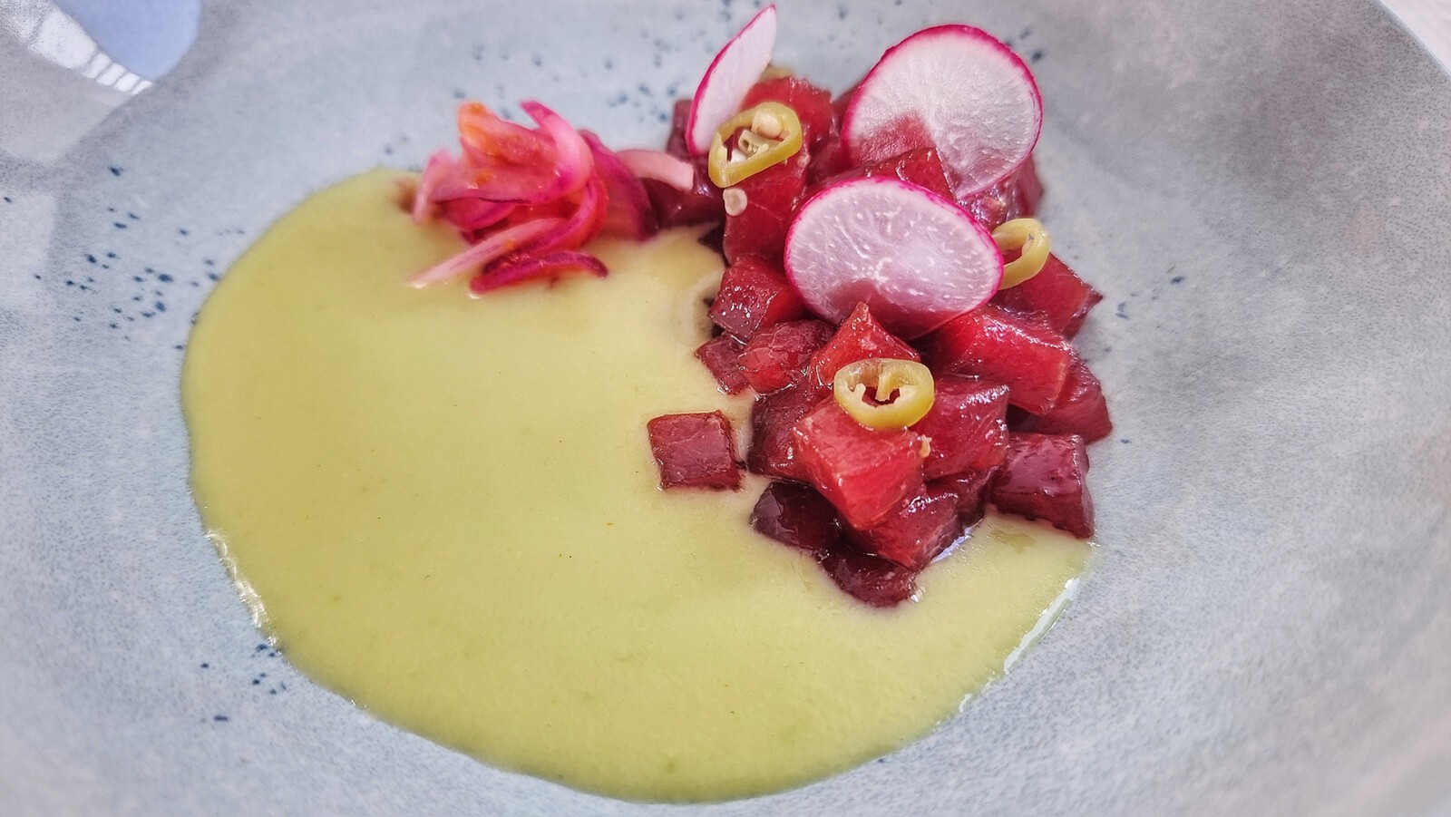 El tartar de atún con gazpacho verde. Foto: Salva Moreno