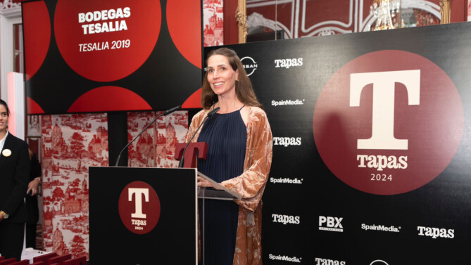 Natalia Golding, Directora General de Tesalia, en la entrega del premio. Foto: Cedida