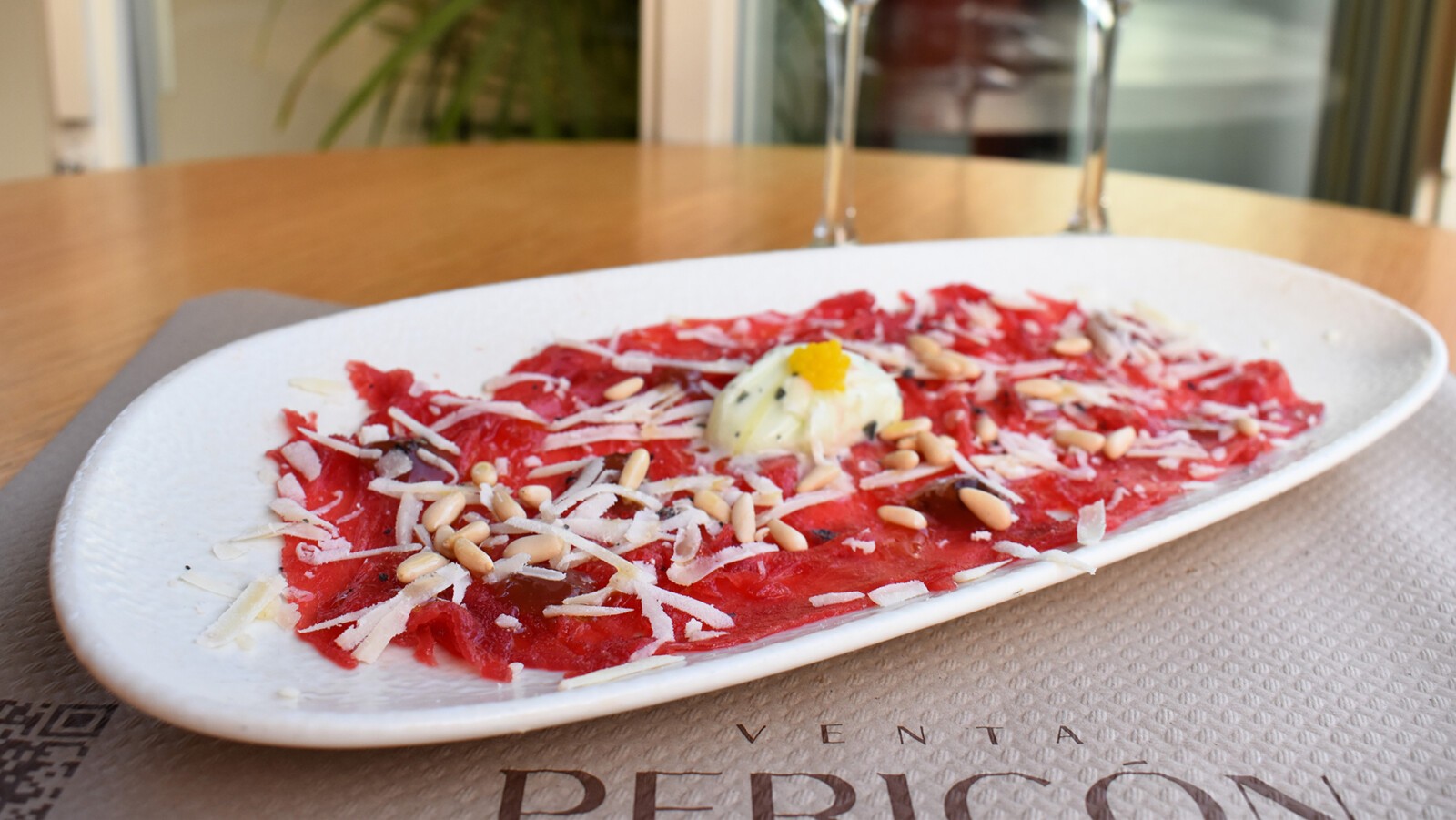 Carpaccio de atún con helado de yuzu y albahaca piñones, mermelada de higos y parmesano. Foto: Venta Pericón