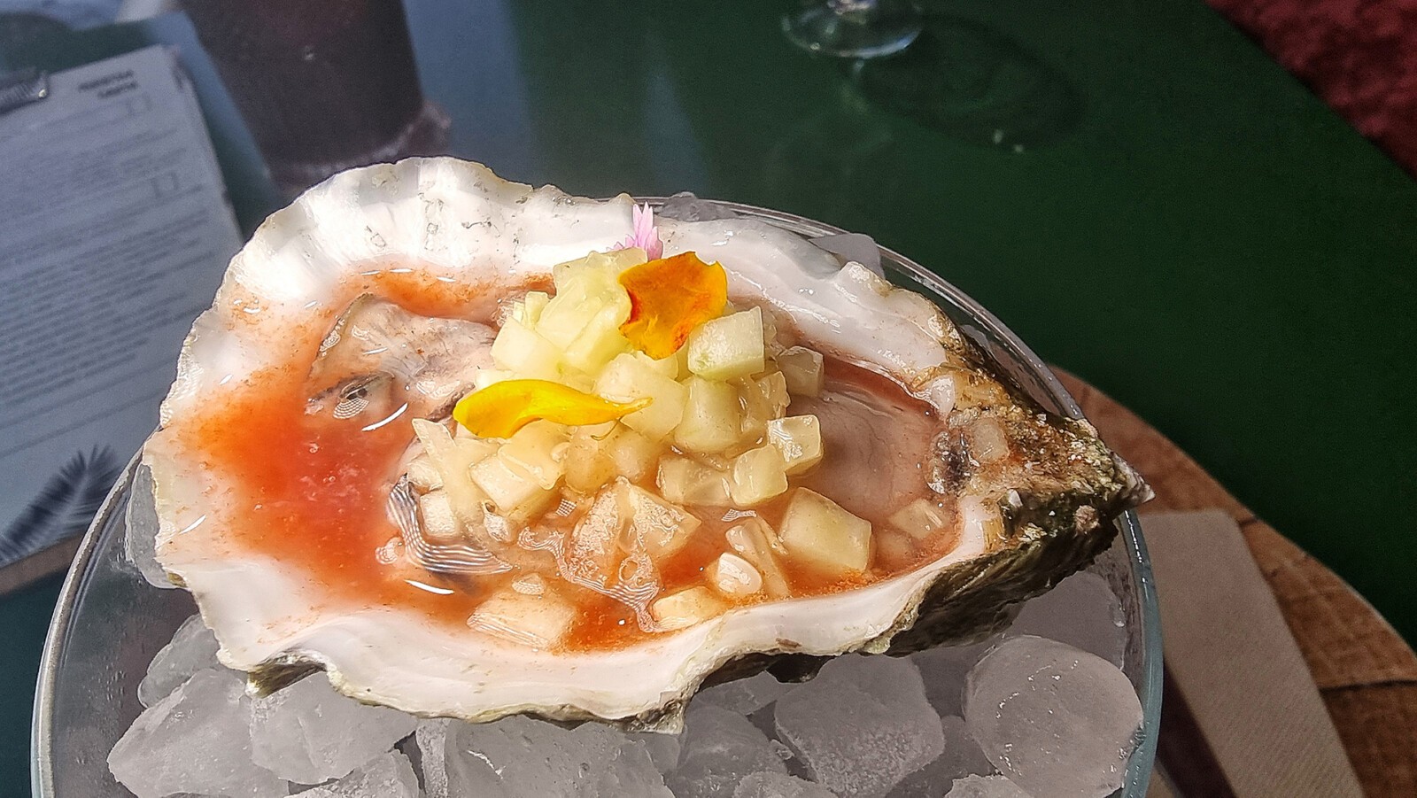 Afrodita, ostra en aguachile de pepino. Foto: Salva Moreno