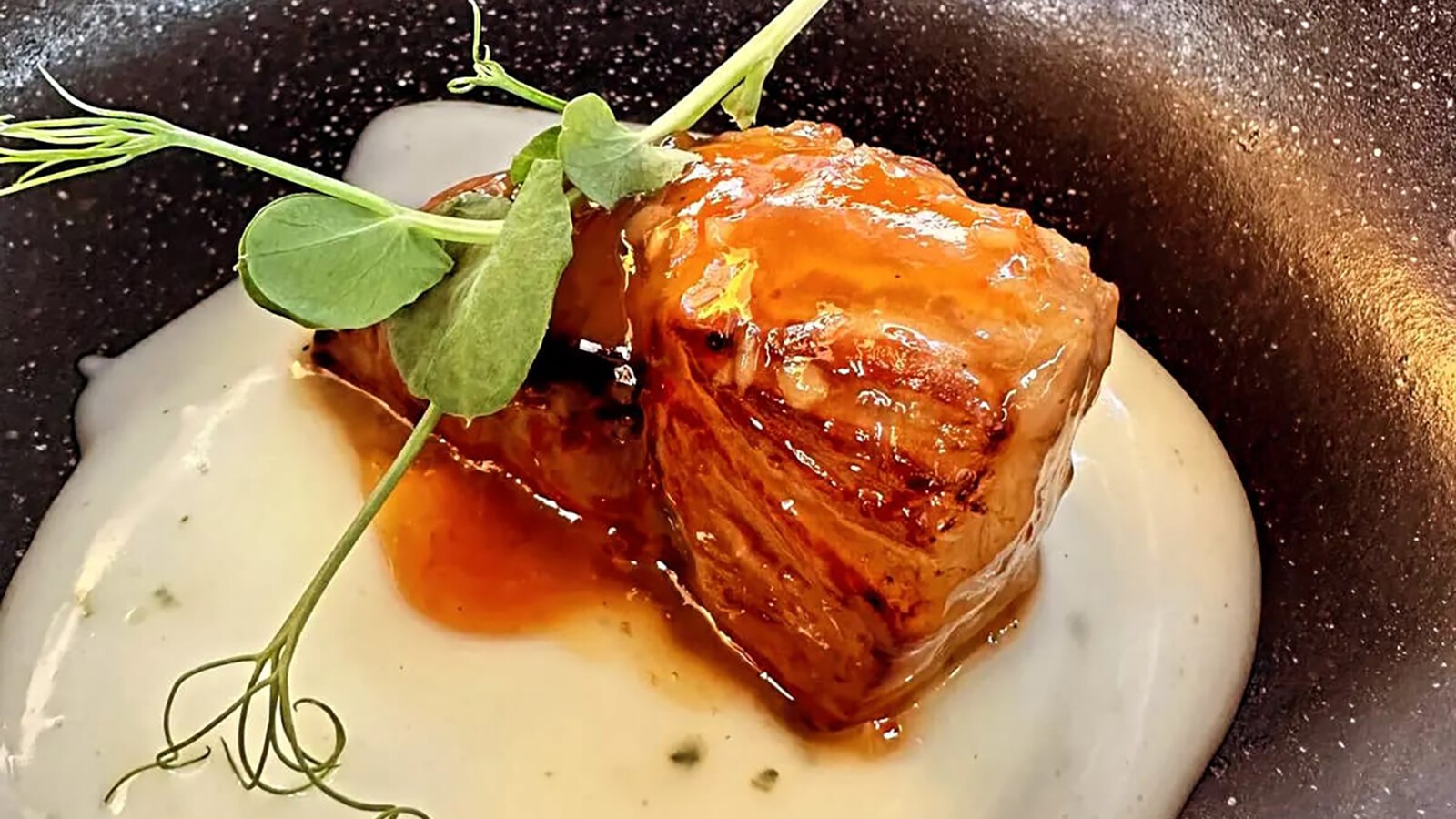 Tacos de ventresca con swett chili y base de bechamel de albahaca. Foto: Bar Carlos y Eduardo