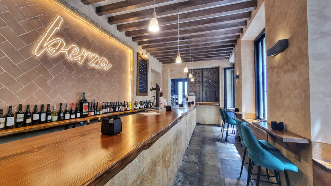 La barra de Berza Restaurante, en la calle Veedor de Cádiz. Foto: Salva Moreno