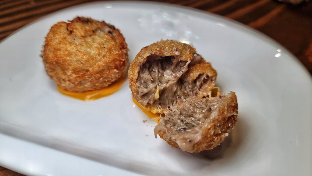 Las croquetas de berza con oloroso y mahonesa de manteca colorá. Foto: Salva Moreno