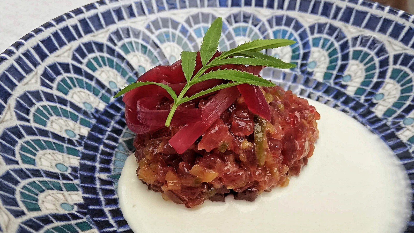 Tartar de atún con ajo blanco de El Espejo. Foto: Salva Moreno