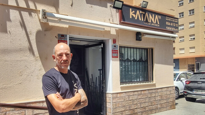 Eloy García, en la entrada de Katana Ya, en San Fernando. Foto: Salva Moreno
