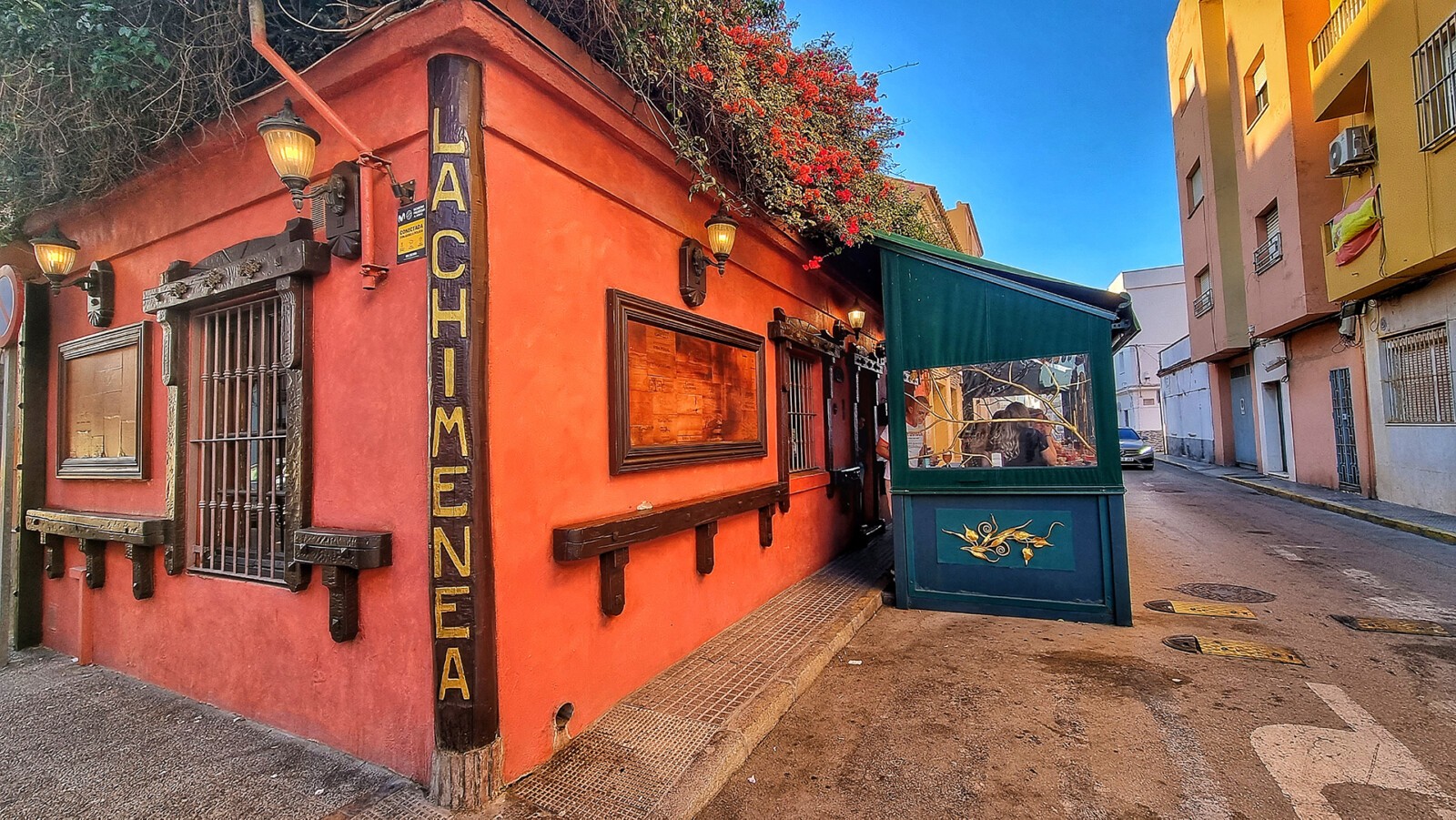 Entrada de La Chimenea, otro de los imprescindibles para ir de tapas por La Línea. Foto: Salva Moreno