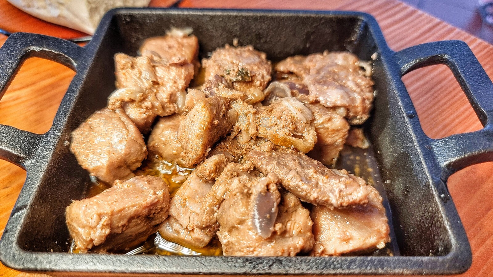 Plato de atún encebollado. Foto: Salva Moreno