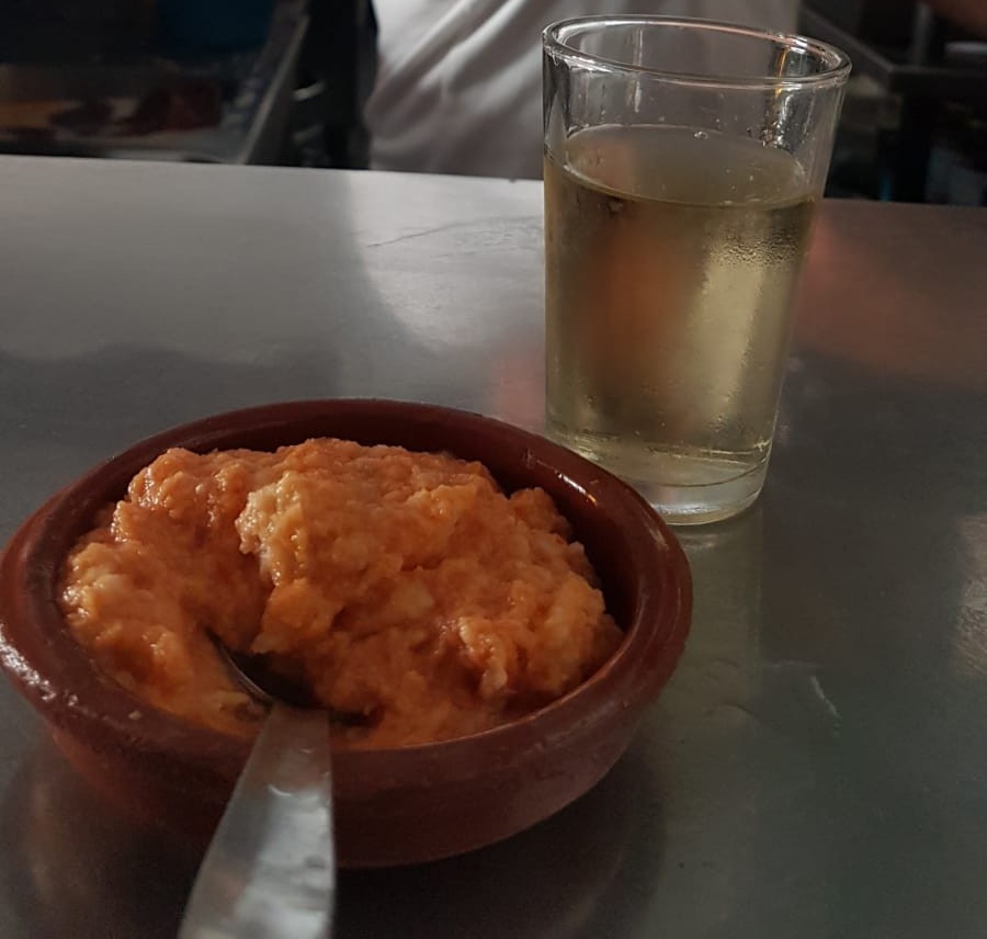 Un ajo en Los Aparceros, uno de los bares para comer en Sanlúcar. Foto: Fran Senra