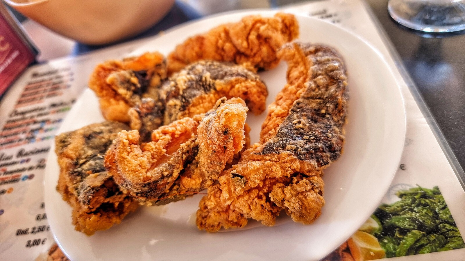 La morena, plato estrella en el Bar Paquete de Barbate. Foto: Salva Moreno