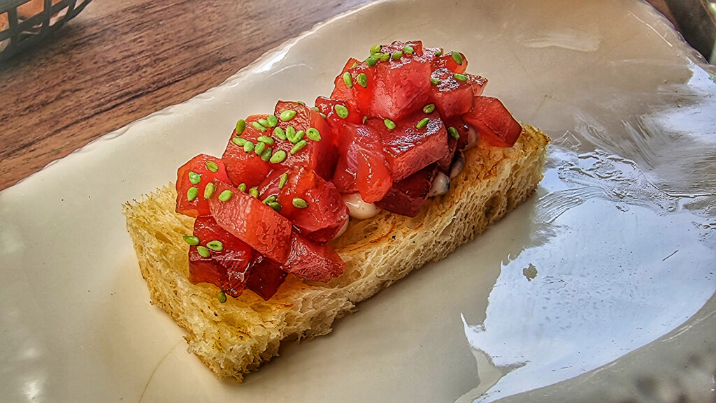 El cruapán, una de sus tapas más conocidas de atún. Foto: Salva Moreno