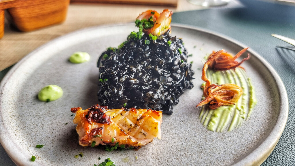 El meloso de calamares en su tinta con un alioli de manzana. Foto: Salva Moreno