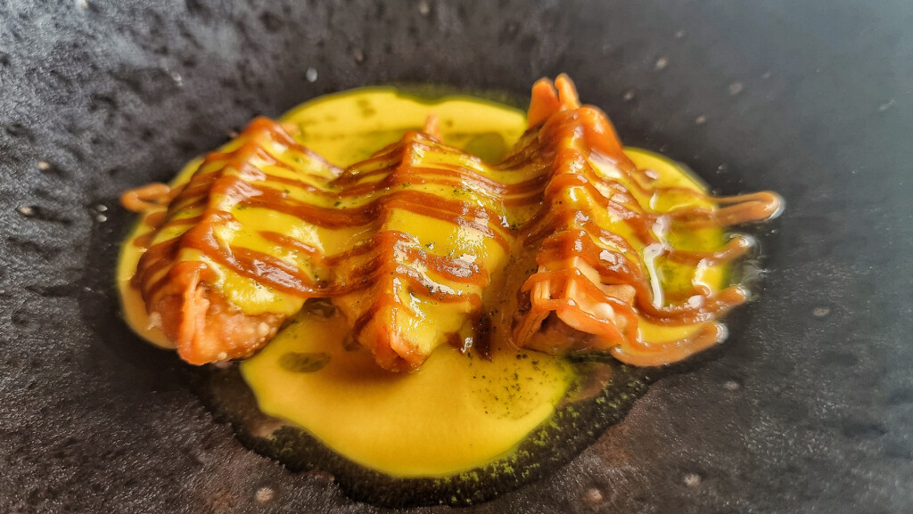 Dumpling fritos de pollo en pepitoria con crema de cebolla asada y aceite de hierbabuena. Foto: Salva Moreno