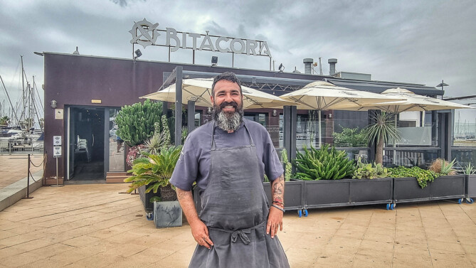 Eduardo González, en la entrada del Bar Bitácora, en La Línea. Foto: Salva Moreno