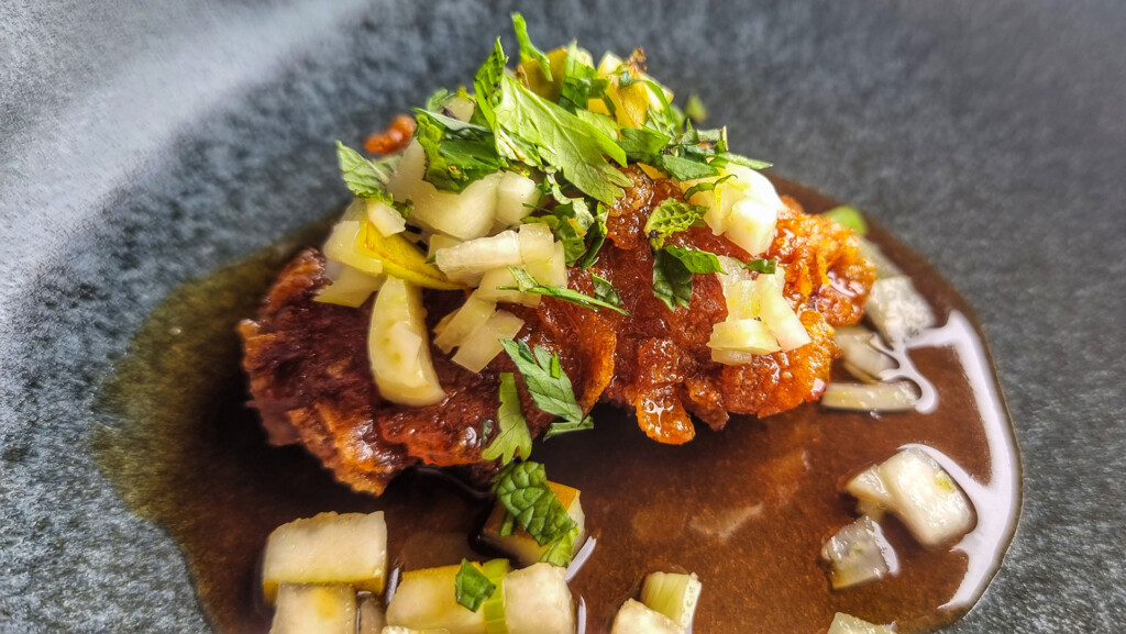 Pollo frito y crujiente con agridulce de jengibre y picada fresca de pera e hinojo. Foto: Salva Moreno