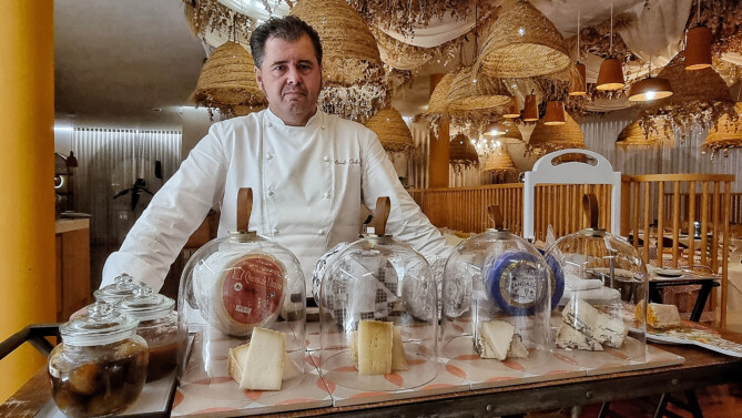 Leandro Caballero, con la mesa de quesos del Cortijo Santa María. Foto: Salva Moreno