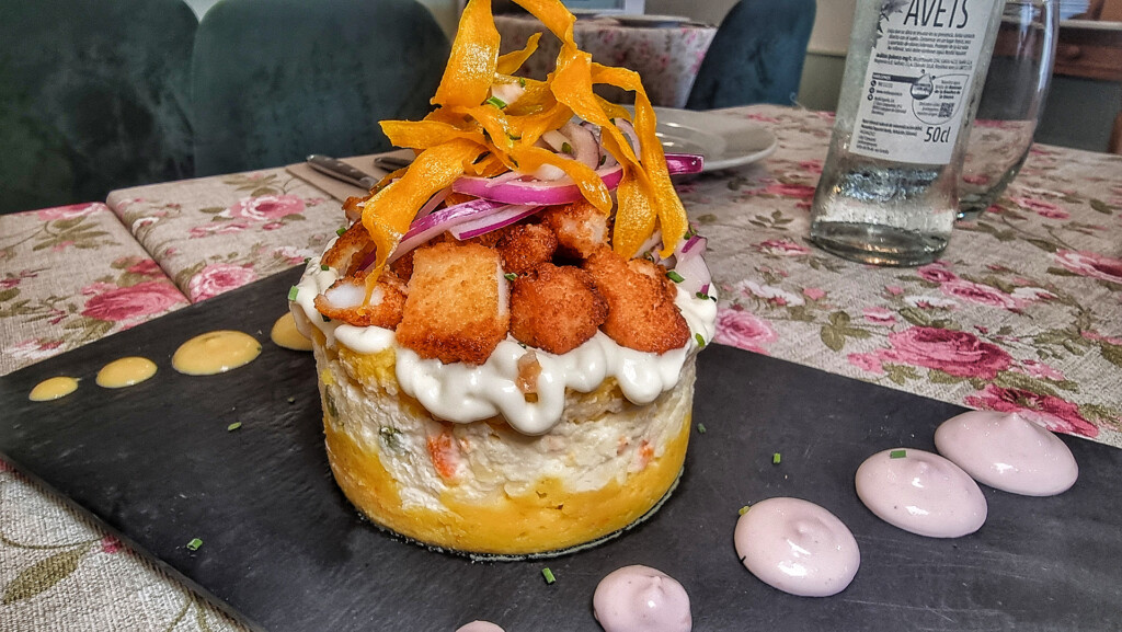 La causa limeña con rabas fritas. Foto: Salva Moreno