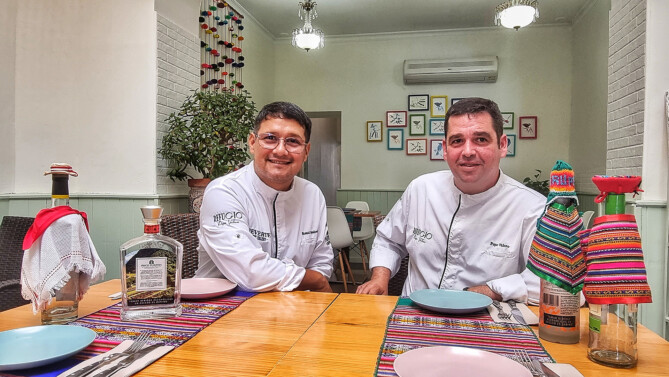 Manuel Sandoval, a la izquierda, y Pepe Valero, en Refugio Pepe Valero, su restaurante en San Fernando. Foto: Salva Moreno